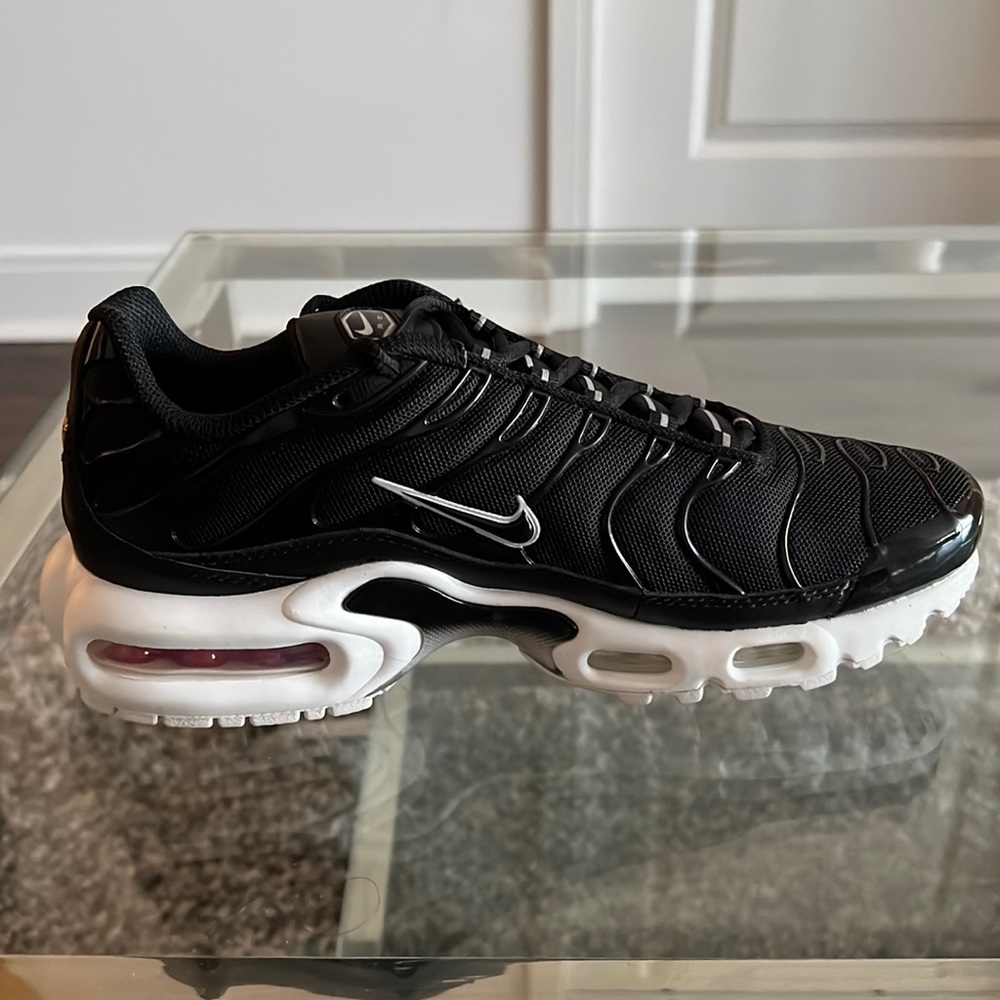 Womens classic Nike airmax plus in 7.5 US. Never been worn.